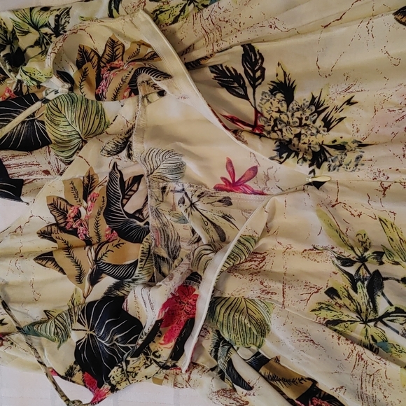 Floral Tropical Print Romper Sized Large - Picture 5 of 9